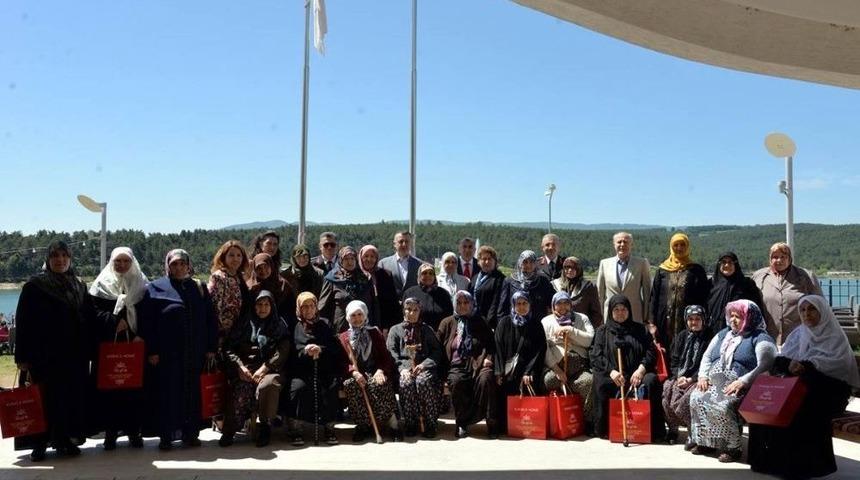 Vali B&uuml;y&uuml;kakın, Şehit Anneleri Ve Huzurevinde Kalan Anneler İle Bir Araya Geldi