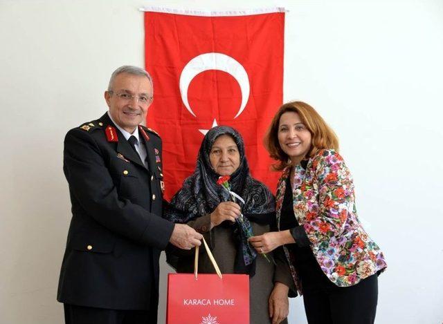 Vali Büyükakın, Şehit Anneleri Ve Huzurevinde Kalan Anneler İle Bir Araya Geldi