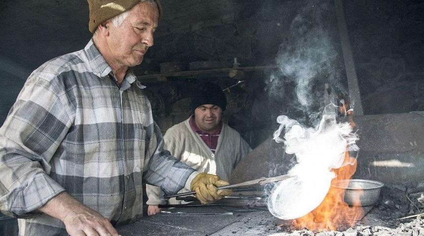 Kalaycılık Mesleğini Down Sendromlu Oğlu İçin Sürdürüyor