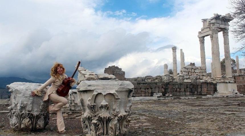 D&uuml;nyaca &Uuml;nl&uuml; Gitarist Bergama&rsquo;ya Hayran Kaldı