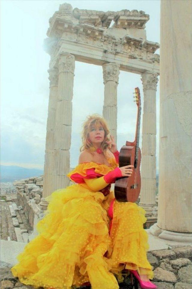 D&uuml;nyaca &Uuml;nl&uuml; Gitarist Bergama&rsquo;ya Hayran Kaldı 3