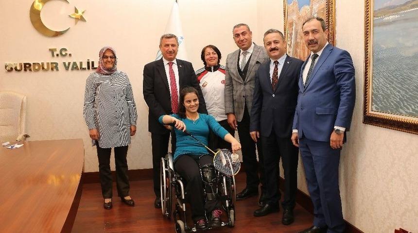 Engel Tanımayan &Ouml;zge&rsquo;yi Mutlu Eden Hediye