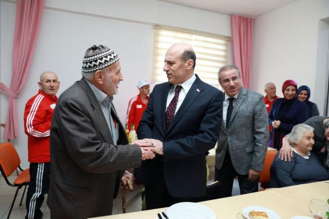 Vali &Ccedil;ift&ccedil;i, L&uuml;leburgaz Ramazan Yaman Huzurevi Sakinleriyle Buluştu