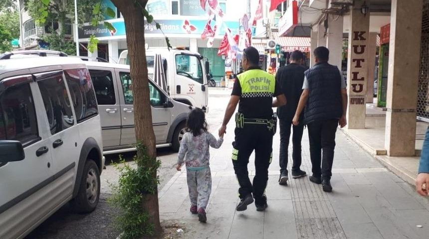 Kaybolan &Ccedil;ocuğu Trafik Polisi Buldu