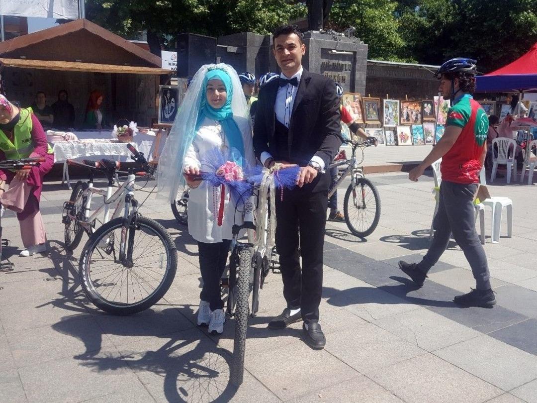 Yeni Evlenecek &Ccedil;ift, Gelin Arabası Yerine Bisiklete Bindi