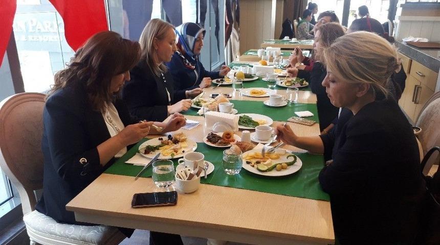 Şehit Anneleri Ve Eşleri Kahvaltıda Bir Araya Geldi