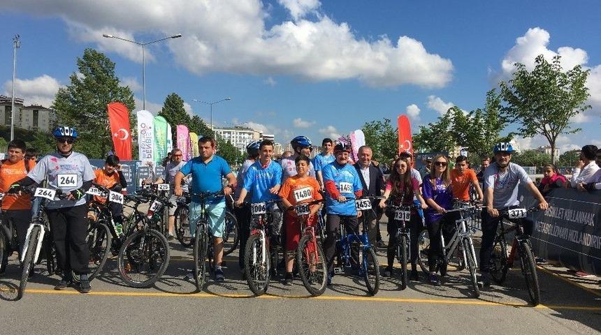 Bebek Arabalı Anneler Kıyasıya Yarıştı