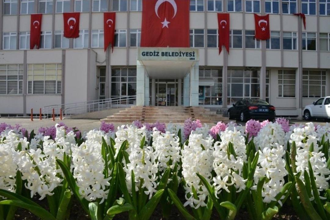 Gediz Belediyesi&rsquo;nin Yeşil Alanların Bakımı Ve &Ccedil;i&ccedil;eklendirilmesi &Ccedil;alışmaları