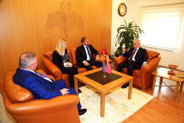 Bosna Hersek Büyükelçisi Bakir Sadoviç Vali Kamçı’yı Ziyaret Etti