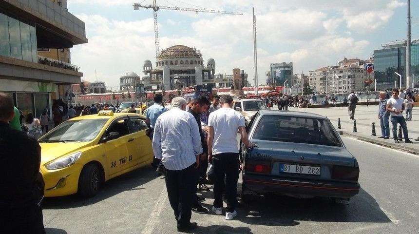 Taksim Meydanı&rsquo;ndaki Kaza Trafiği Fel&ccedil; Etti