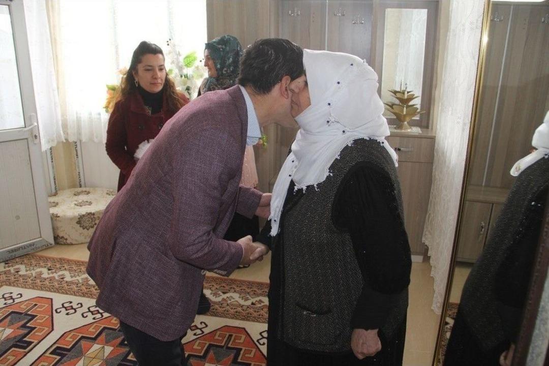 Kaymakam &Ouml;zt&uuml;rk, Şehit Eşlerinin &rsquo;anneler G&uuml;n&uuml;&rsquo;n&uuml; Kutladı