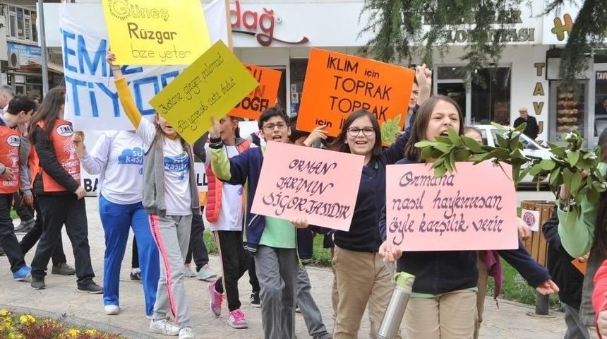 Öğrenciler Doğa İçin Yürüdü