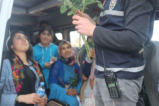 Başkale Polisinden ‘anneler Günü’ Sürprizi