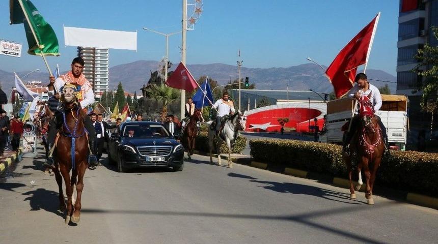 Atlarla Karşılanan Bah&ccedil;eli&rsquo;ye İlgin&ccedil; Hediye