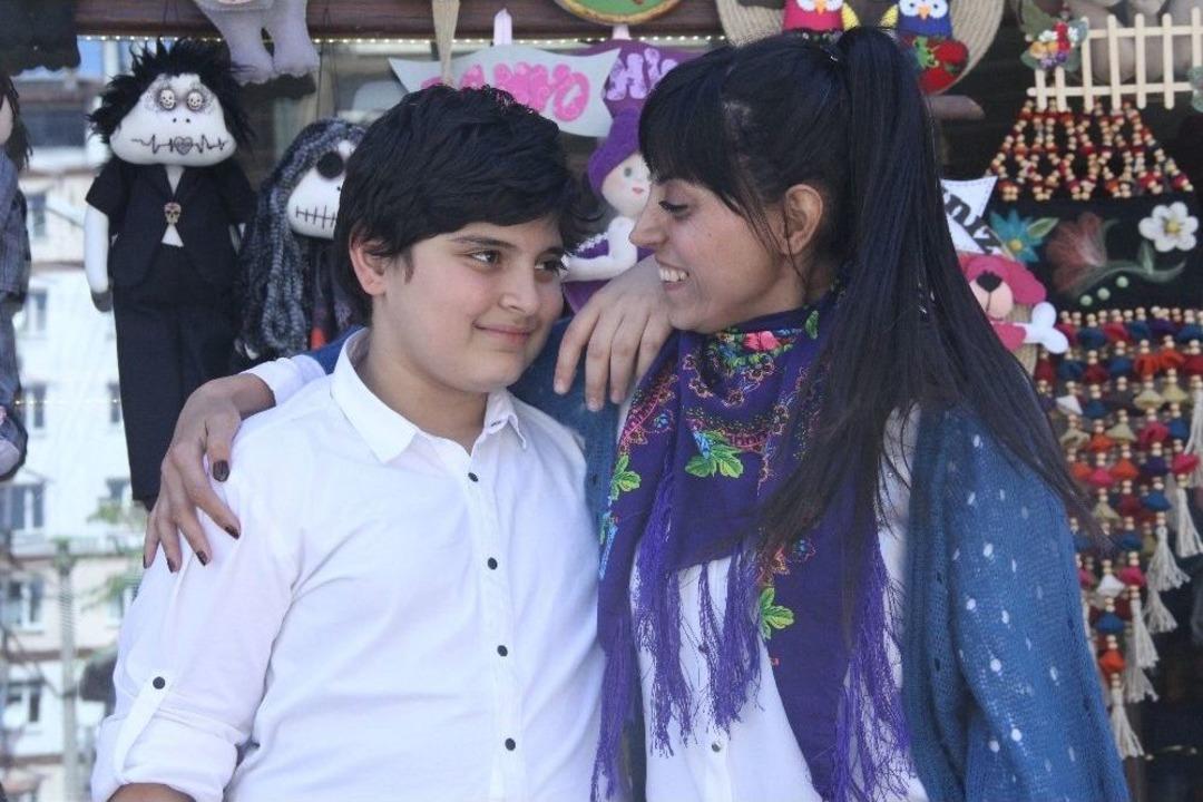 Anneler G&uuml;n&uuml;&rsquo;nde De Annesini Yalnız Bırakmadı