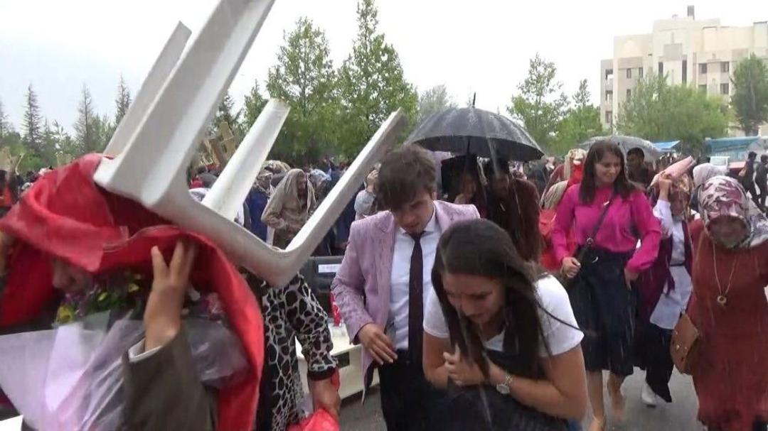 Mezuniyet T&ouml;reninde Sağanak Yağmura Yakalandılar