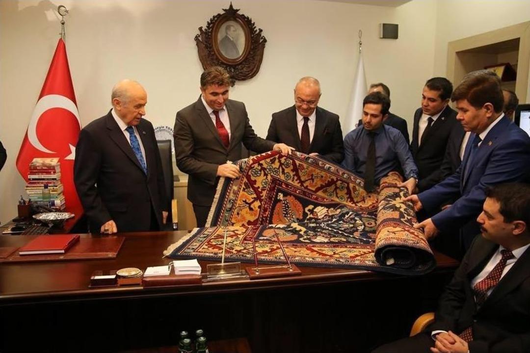 Bah&ccedil;eli&rsquo;ye Kula Halısı Hediye Edildi