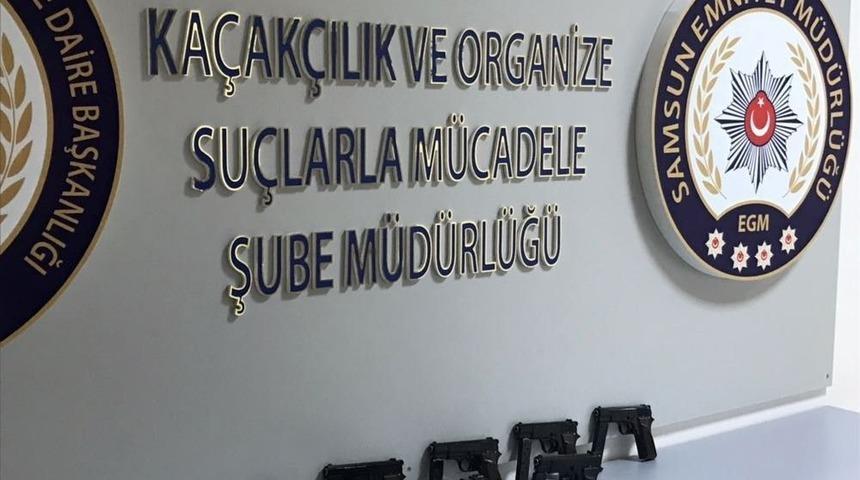 Samsun&rsquo;da Bir Otomobilde 7 Ka&ccedil;ak Tabanca Ele Ge&ccedil;ti