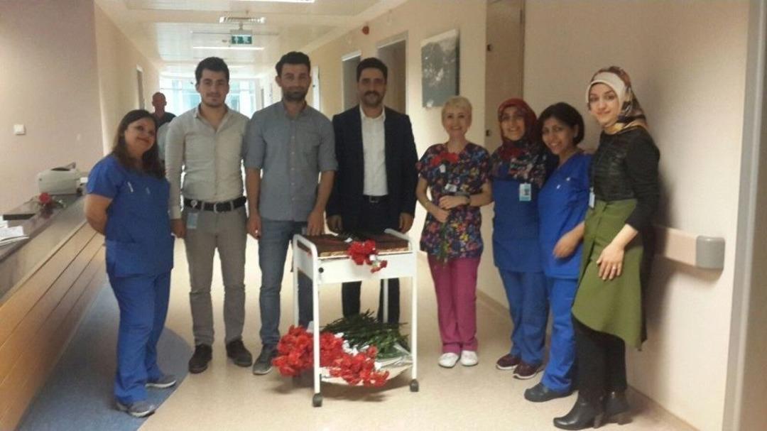 Duvarcı, Hemşirelere Karanfil Verip G&uuml;nlerini Kutladı