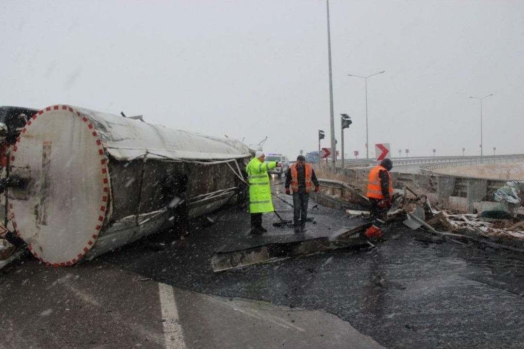 Tanker Devrildi, Yola Akan 15 Ton Asfalt Dondu