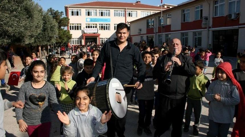 Davulla Zurnayla &Ouml;ğretmenler G&uuml;n&uuml;n&uuml; Kutladılar
