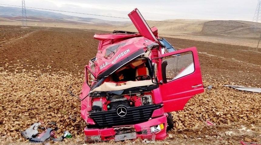 Pancar Y&uuml;kl&uuml; Kamyon Devrildi: 1 Yaralı