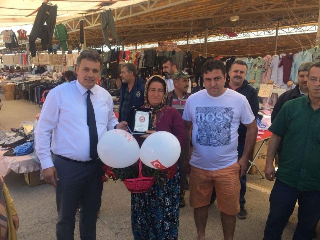 Ayvalıklı Sebze Ve Meyvecilerden Annelere 5 Bin G&uuml;l