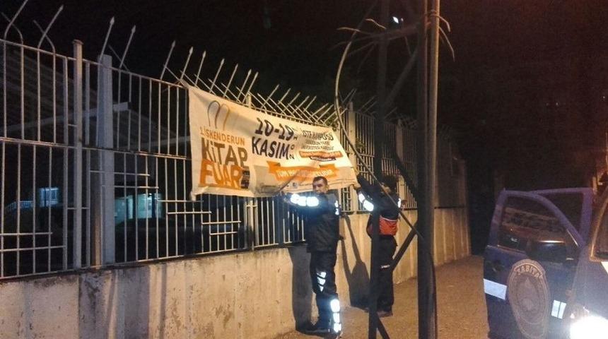 Zabıtalar İzinsiz Asılan Afiş Ve Pankartları Kaldırıyor