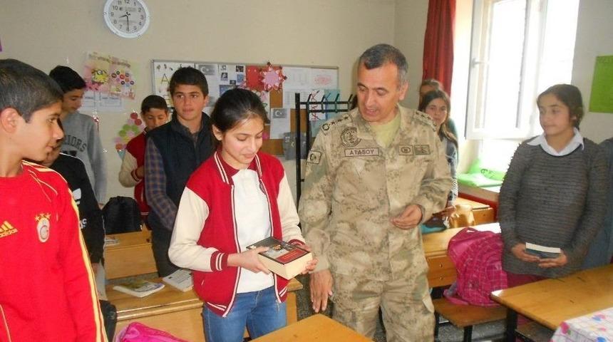 Jandarma Komutanı Atasoy &Ouml;ğrencileri Sevindirdi