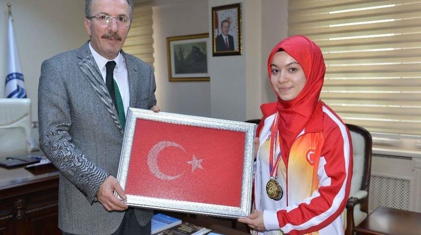 Rekt&ouml;r Uzun, D&uuml;nya Şampiyonu &Ouml;ğrenciyi Kutladı