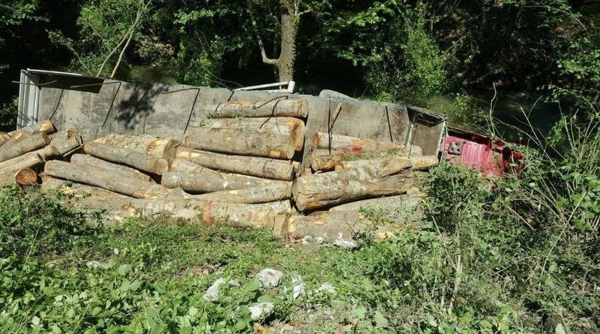 Karab&uuml;k&rsquo;te Tomruk Y&uuml;kl&uuml; Tır Devrildi: 1 Yaralı