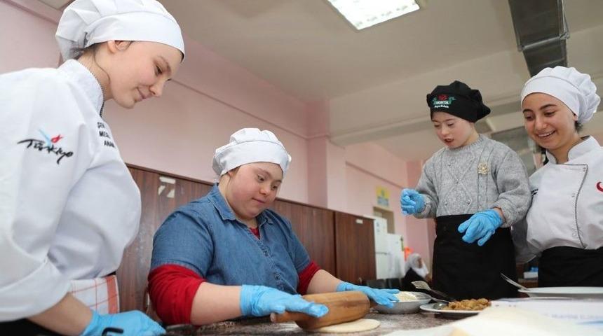 &Ouml;ğrenciler, Down Sendromlu &Ccedil;ocuklarla Pizza Yaptı
