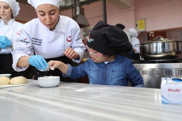 Öğrenciler, Down Sendromlu Çocuklarla Pizza Yaptı