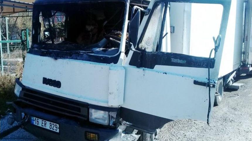 Kaza Sonrasında Alev Alan Kamyondan Canlarını Zor Kurtardılar