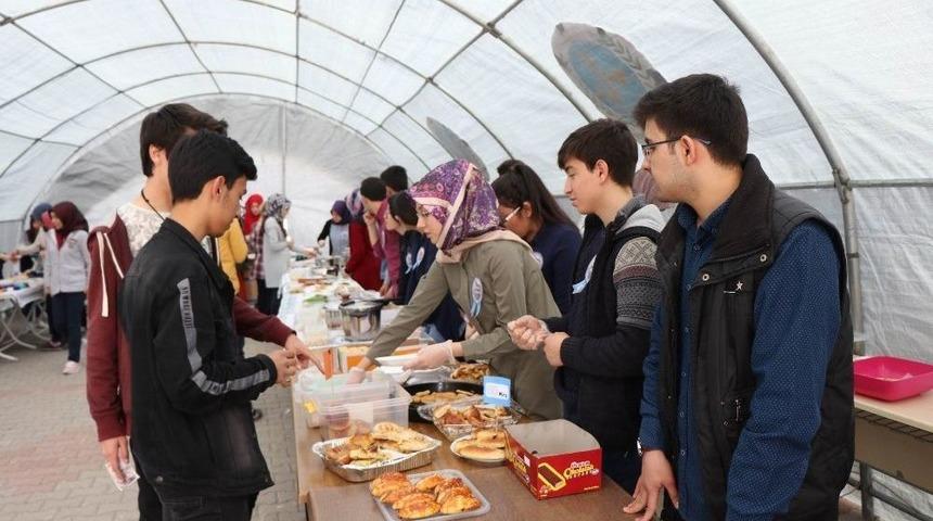 Lise &Ouml;ğrencileri Mehmet&ccedil;ik Vakfı İ&ccedil;in Kermes D&uuml;zenlendi