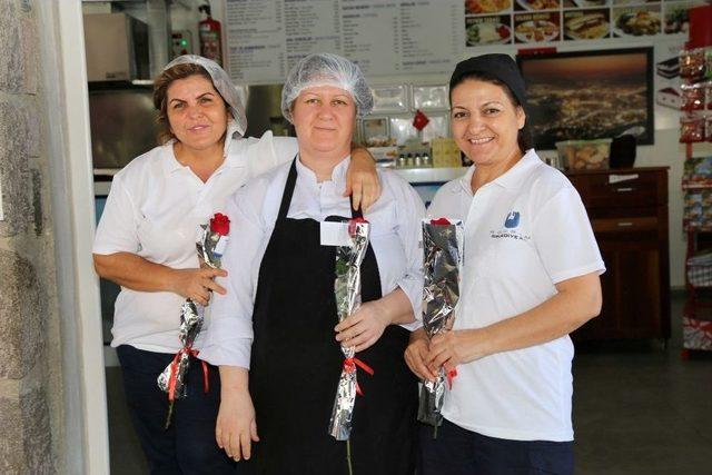 Anneler Gününde Bodrum Belediyesi’nden Kırmızı Gül