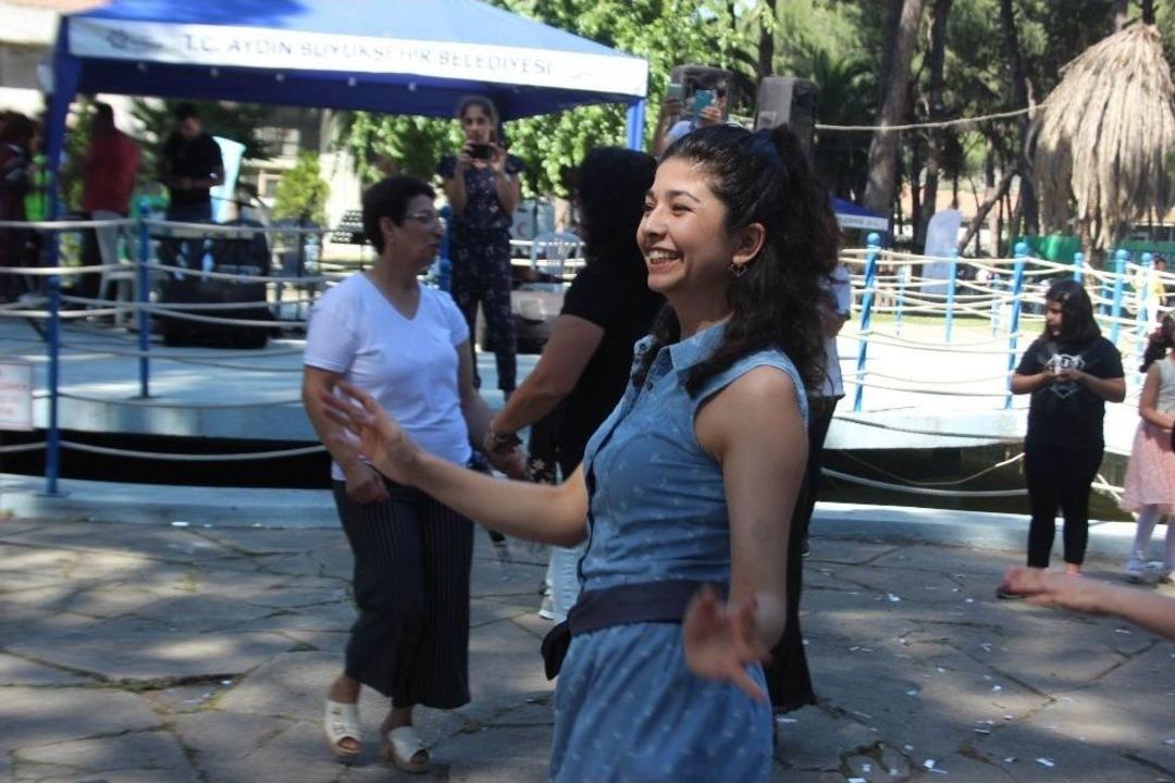 &Ccedil;ocuklara Belediye G&ouml;revlileri Baktı, Anneleri Doyasıya Oynadı