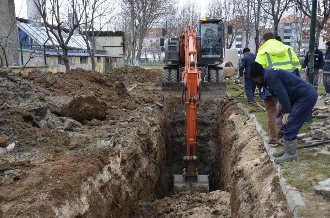 Alt Yapı Yenileme &Ccedil;alışmaları Kanal Boyunda Devam Ediyor