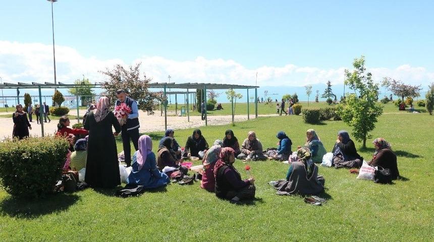 Beyşehir&rsquo;de Zabıta G&ouml;revlilerinden Annelere Karanfilli Kutlama