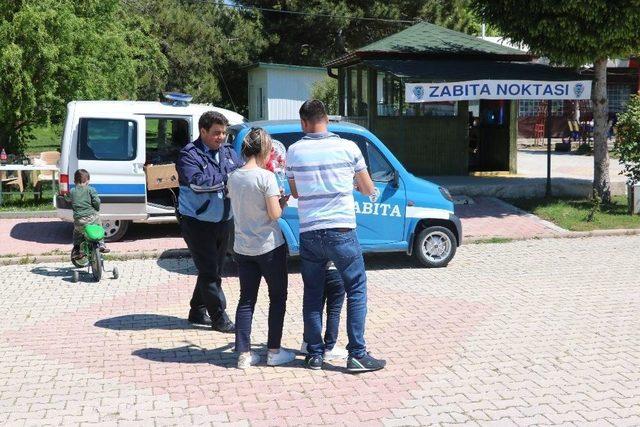 Beyşehir’de Zabıta Görevlilerinden Annelere Karanfilli Kutlama