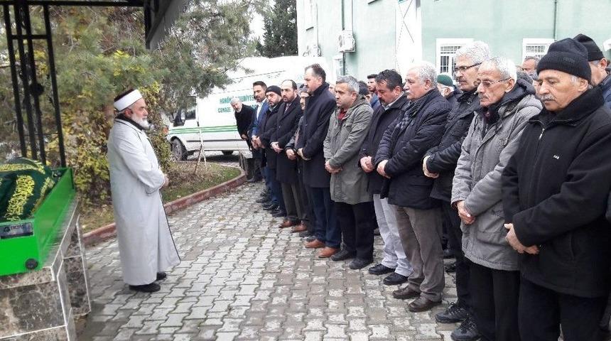 Emekli İmam, Vefat Eden Annesinin Namazını Kıldırdı