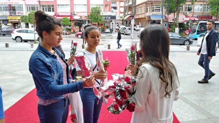 Doğa Cadde’den Annelere Güllü Kutlama G4