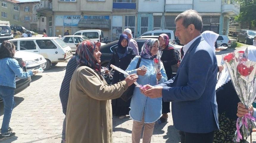 Başkan &Ouml;zkan&rsquo;dan Binlerce Anneye Karanfil