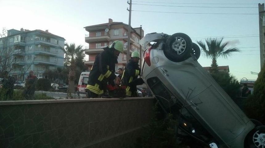 Kontrolden &Ccedil;ıkan Otomobil Bah&ccedil;e Duvarına &Ccedil;arpıp Askıda Kaldı