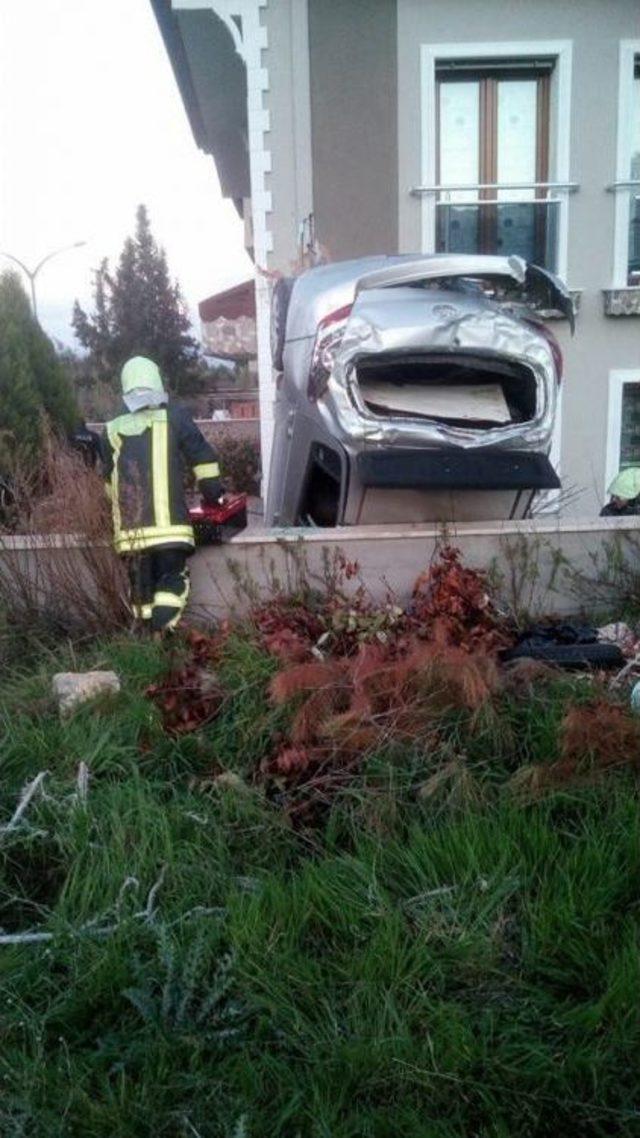 Kontrolden Çıkan Otomobil Bahçe Duvarına Çarpıp Askıda Kaldı