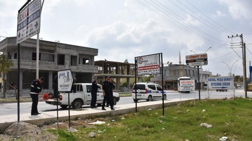 Tarsus&rsquo;ta Uygunsuz Konulan Pano Ve Levhalar Kaldırıldı