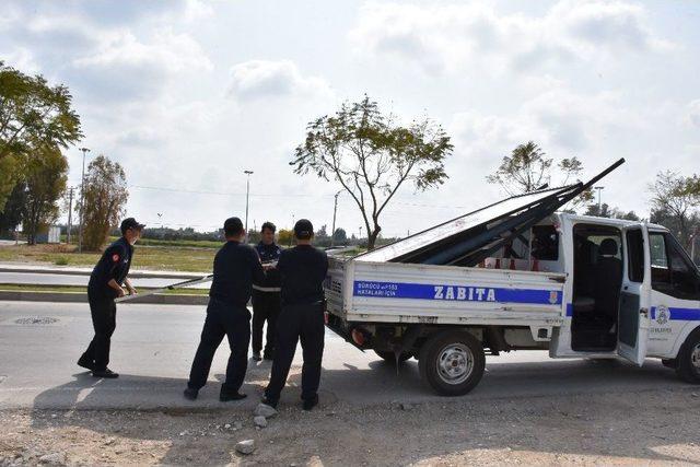 Tarsus’ta Uygunsuz Konulan Pano Ve Levhalar Kaldırıldı