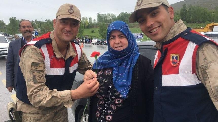 Jandarmadan &lsquo;anneler G&uuml;n&uuml;&rsquo; S&uuml;rprizi