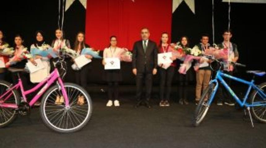 Başkan &Ccedil;elikcan&rsquo;dan Başarılı &Ouml;ğrencilere Bisiklet