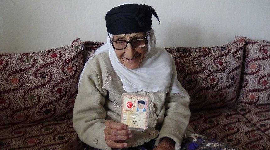 110 Yaşındaki Alye Nine &rsquo;anneler G&uuml;n&uuml;&rsquo;n&uuml; Kutladı